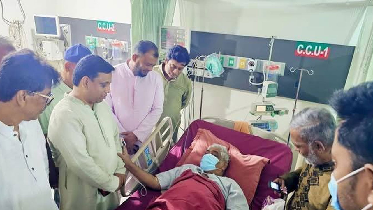 অসুস্থ হয়ে বরকতউল্লাহ বুলু জাতীয় বক্ষব্যাধি হাসপাতালে ভর্তি