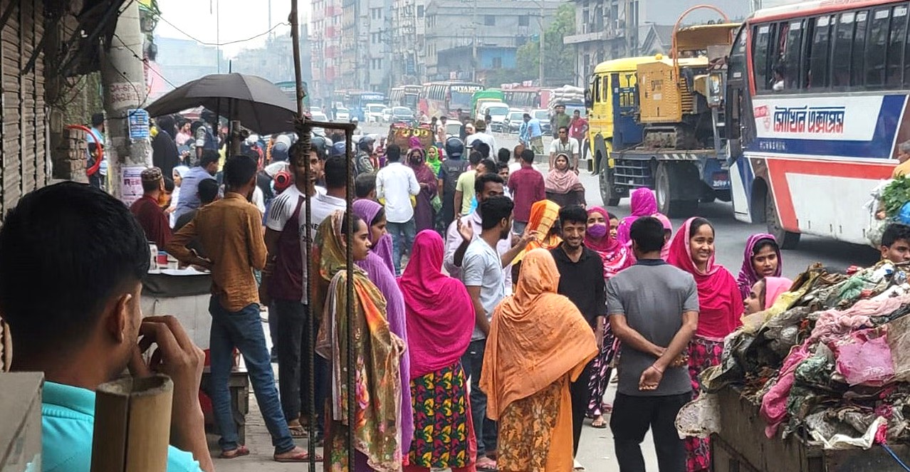 ঈদের ছুটি ও বোনাসের দাবিতে পোশাক শ্রমিকদের বিক্ষোভ