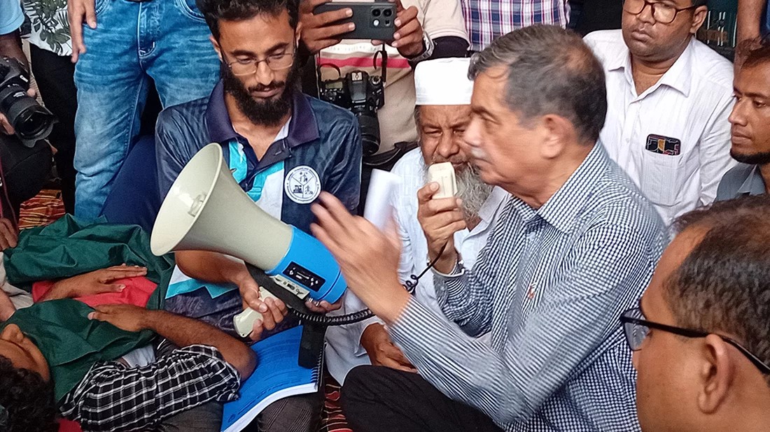 কুয়েটে শিক্ষা উপদেষ্টার অনুরোধে সাড়া দেননি, ভিসির পদত্যাগের দাবিতে অনড় শিক্ষার্থীরা