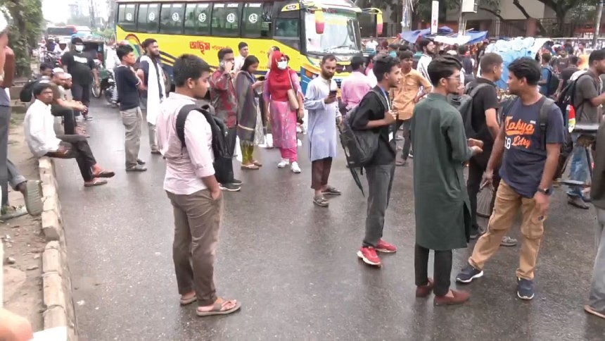 নতুনবাজারে সড়ক অবরোধ করে ইউআইইউ শিক্ষার্থীদের বিক্ষোভ