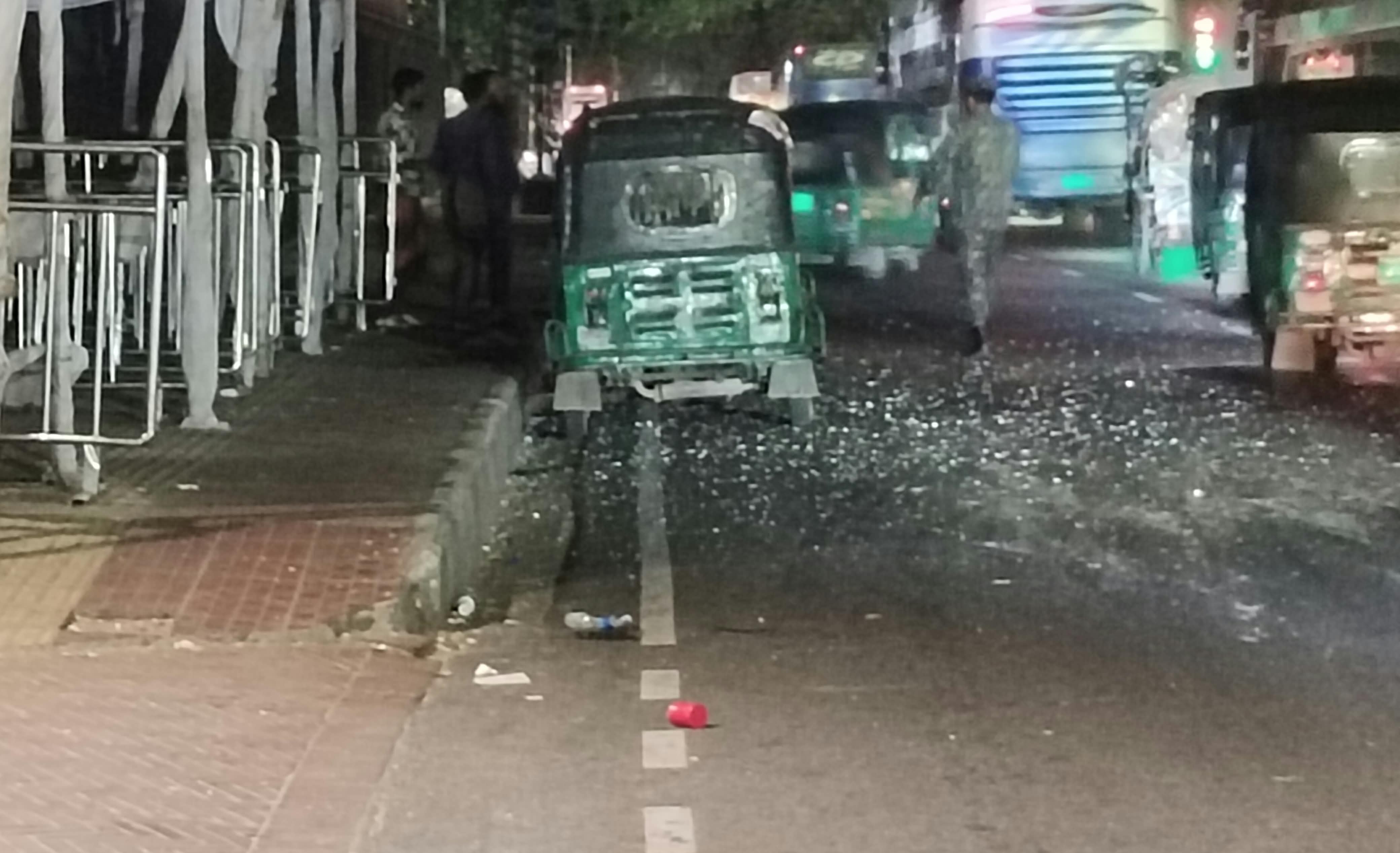জুলাই গণঅভ্যুত্থান স্মৃতি জাদুঘরের সামনে ককটেল বিস্ফোরণ, আহত সিএনজিচালক