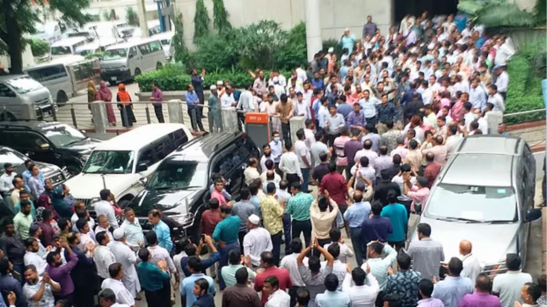 কালাকানুন’ প্রত্যাহারের দাবিতে সচিবালয়ে কর্মচারীদের বিক্ষোভ