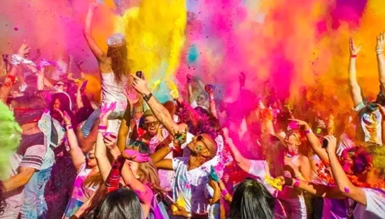 হোলিতে রঙ খেলায় অশালীন স্পর্শের অভিযোগে অভিনেত্রীর মামলা