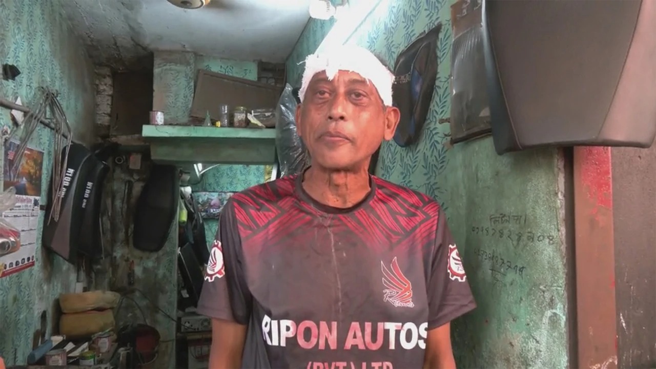 যশোরে নিজ বাড়ির সামনে অভিনেতা সমু চৌধুরীর ওপর হামলা