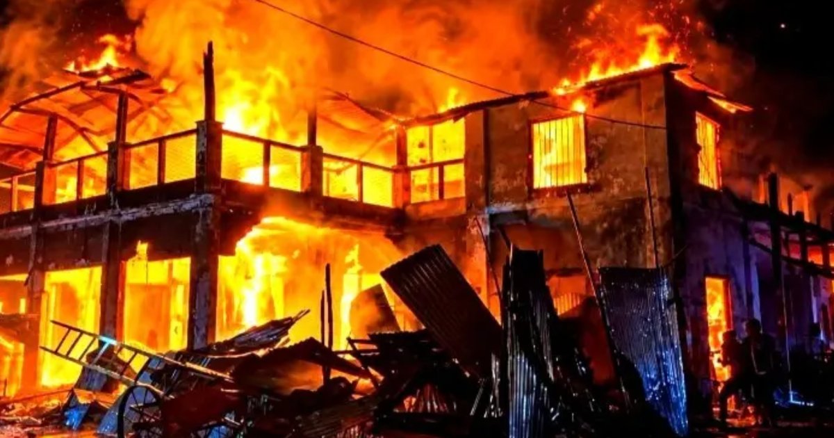 গৌরীপুরে অগ্নিকাণ্ডে পুড়লো ঝলমল সিনেমা হলসহ ২০ দোকান