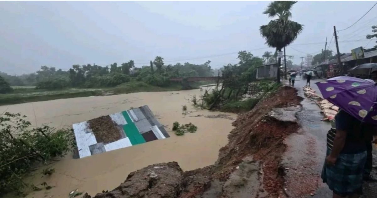 ফেনীতে বাঁধ ভেঙে প্লাবিত হচ্ছে নতুন নতুন এলাকা, যোগাযোগ বিচ্ছিন্ন
