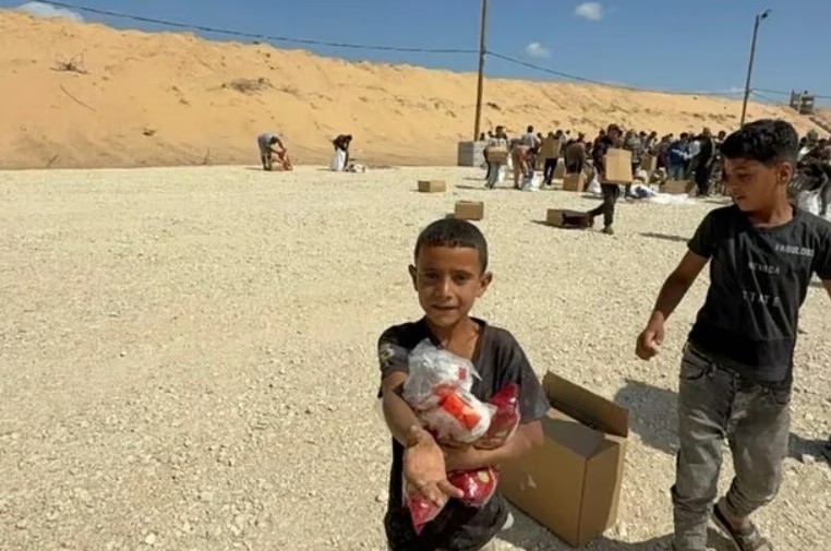 ১২ কিলোমিটার হেঁটে ত্রাণ নেয় ঠিকই, কিন্তু ফেরা আর হয় না শিশুটির