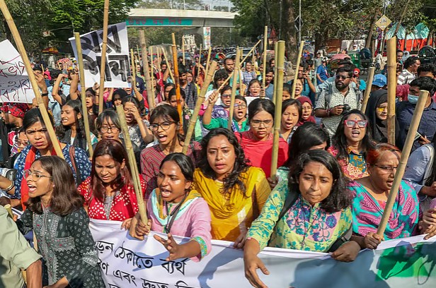 ঢাবিতে ধর্ষণ ও নারী নিপীড়নের বিরুদ্ধে লাঠিমিছিল