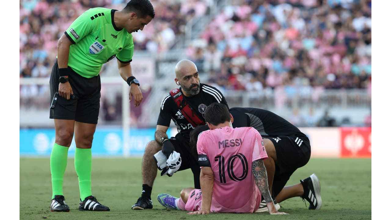 ইনজুরিতে লম্বা সময়ের জন্য ছিটকে গেলেন মেসি