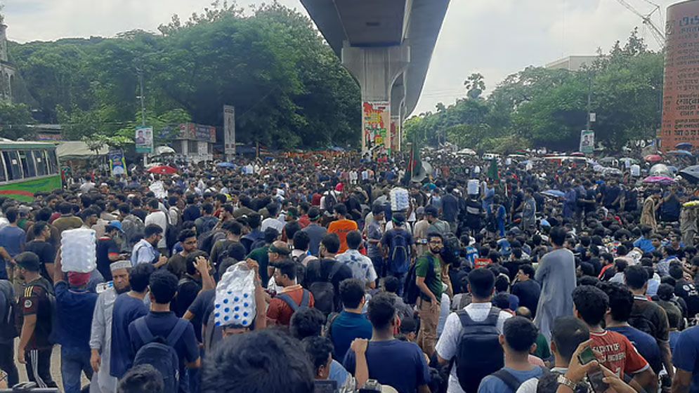 শাহবাগ মোড় অবরোধ করে আজও প্রকৌশল শিক্ষার্থীদের বিক্ষোভ, যানজট