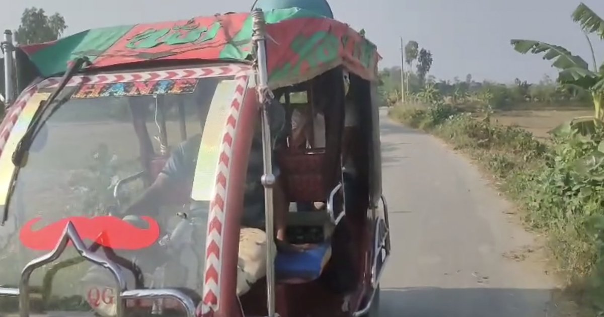 শেখ হাসিনার দেশে ফেরার ঘোষণা দিয়ে নওগাঁর মান্দায় মাইকিং