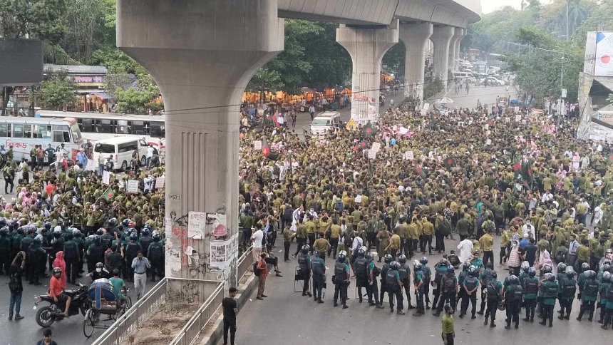ব্যারিকেড সরিয়ে শাহবাগ মোড়ে নার্সিং শিক্ষার্থীদের অবরোধ