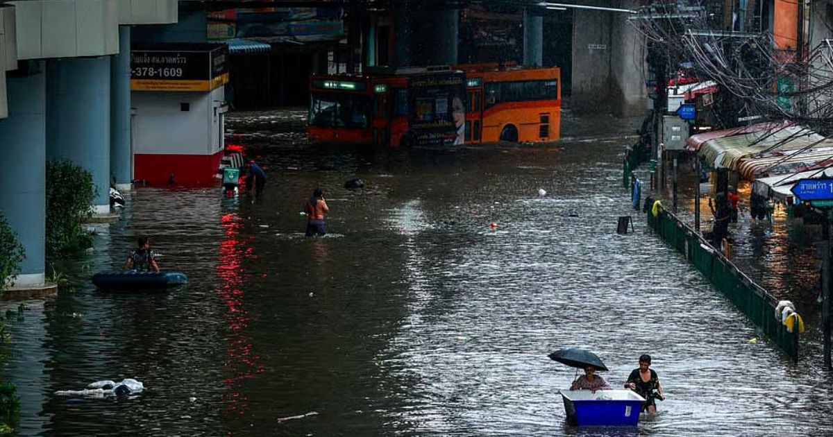 ব্যাংককে জরুরি বন্যা পরিস্থিতি: ৪৮ ঘণ্টার ভারি বৃষ্টিতে তলিয়ে গেছে শহরের সড়ক