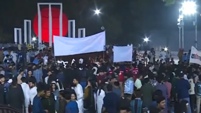 জেগে থাকা শহরে প্রথম প্রহরে নীরব শ্রদ্ধার জনস্রোত