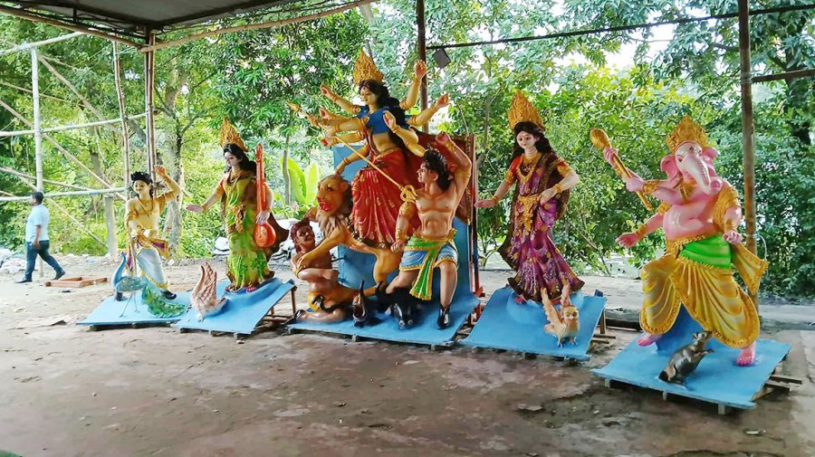 দুর্গাপূজার সাজে সেজেছে ঢাকা, ঐতিহ্যবাহী মণ্ডপে শেষ মুহূর্তের প্রস্তুতি