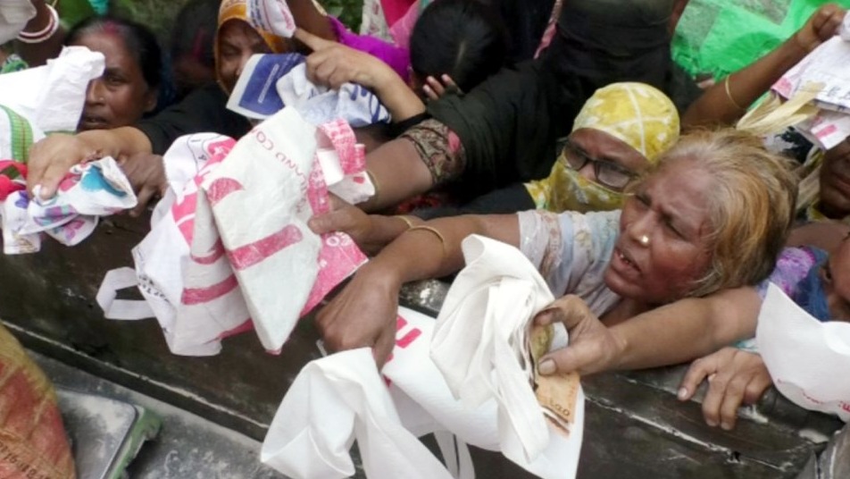 রংপুরে ওএমএসের চাল-আটা বিতরণে বিশৃঙ্খলা, লাইনে হাতাহাতি