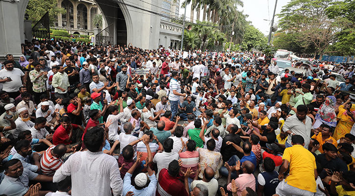 মেয়র হিসেবে ইশরাকের শপথের দাবিতে নগরভবনের সামনে হাজারো মানুষের বিক্ষোভ