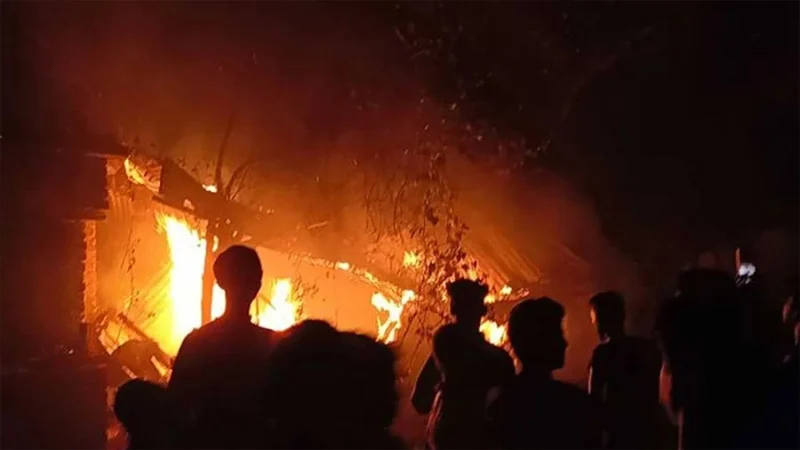 মাগুরায় শিশুটির দাফন সম্পন্ন, আসামিদের বাড়িতে ক্ষুব্ধ জনতার আগুন