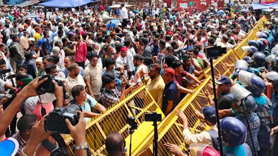 ৩ দফা দাবিতে চাকরিচ্যুত বিডিআর সদস্যদের শাহবাগ অবরোধ