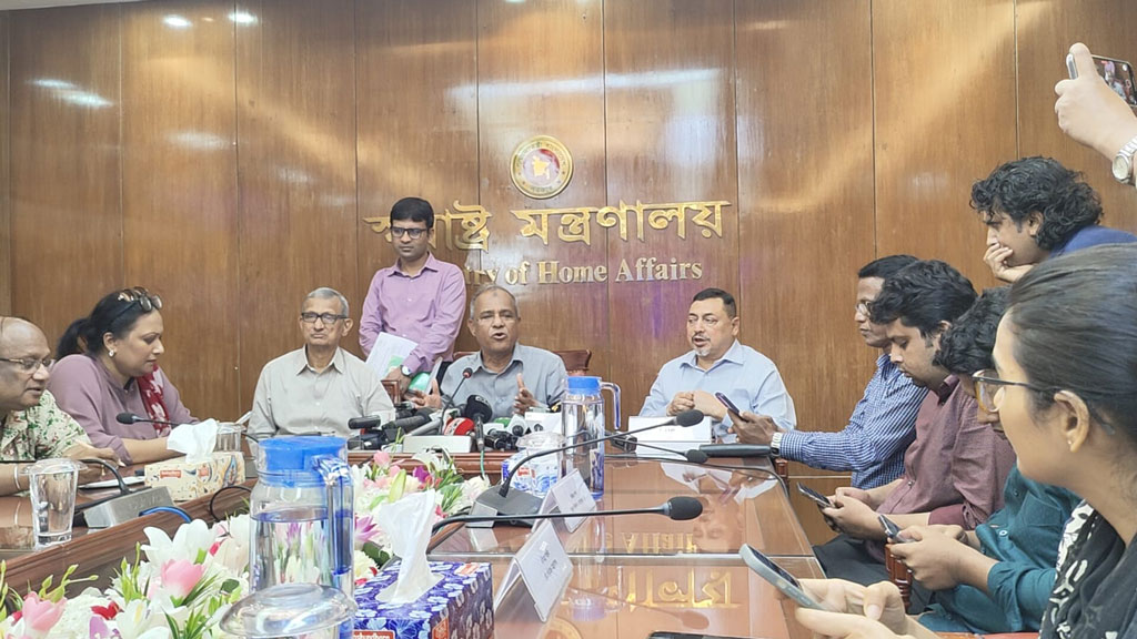 নির্বাচনের আগে এসপি-ওসিদের বদলি হবে প্রকাশ্য লটারিতে: স্বরাষ্ট্র উপদেষ্টা