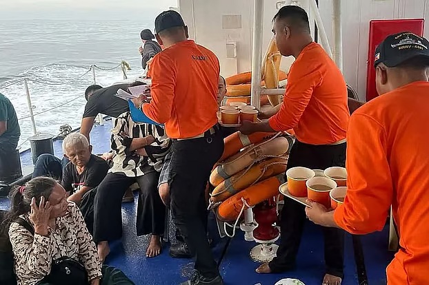 ফিলিপাইনে ৩৫৯ আরোহী নিয়ে ফেরিডুবি, ১৫ জনের মরদেহ উদ্ধার