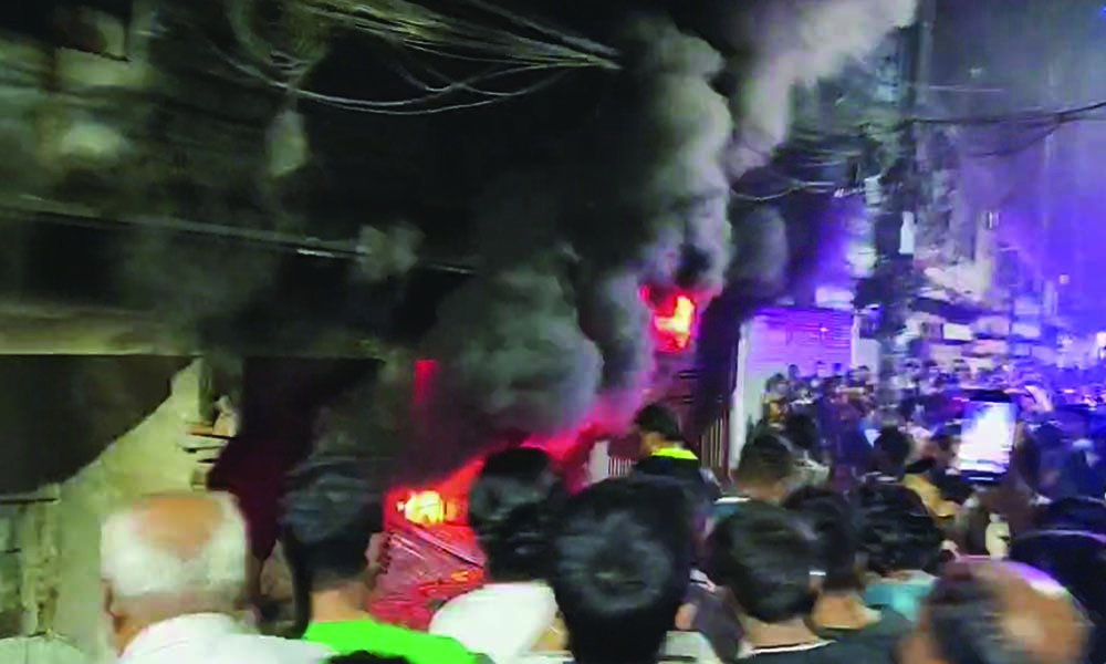 মিরপুরে বেনারসি পল্লীতে আগুন