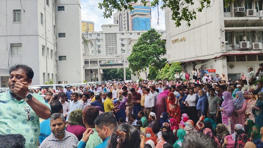 সচিবালয়ে চতুর্থ দিনের মতো কর্মচারীদের বিক্ষোভ