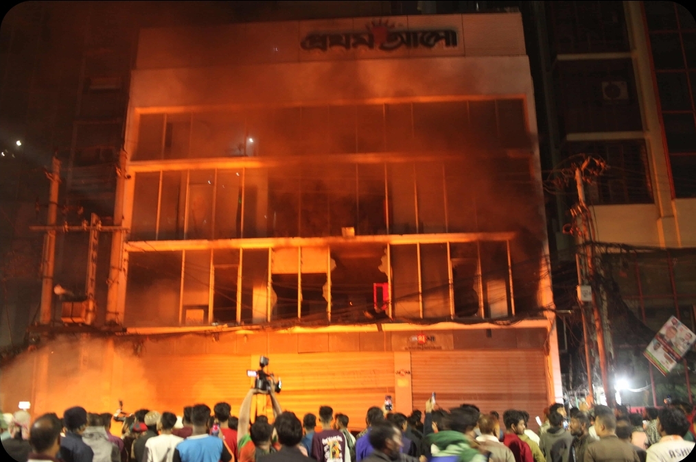 তাণ্ডবের তীব্রতায় ধ্বংসস্তূপে প্রথম আলো–ডেইলি স্টার কার্যালয়