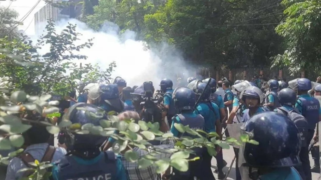প্রকৌশল শিক্ষার্থীদের সঙ্গে পুলিশের ধস্তাধস্তি, টিয়ারশেল-সাউন্ড গ্রেনেড নিক্ষেপ