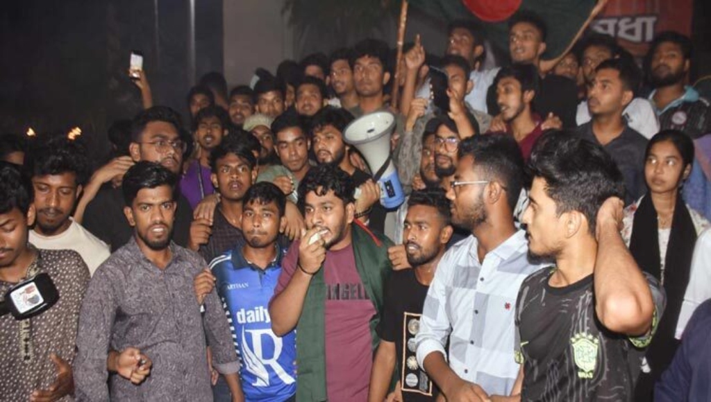 এবার কাফনের কাপড় বেঁধে পলিটেকনিক শিক্ষার্থীদের গণমিছিলের ঘোষণা