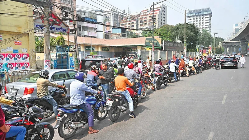 সারাদেশে জ্বালানি তেলের জন্য ছোটাছুটি