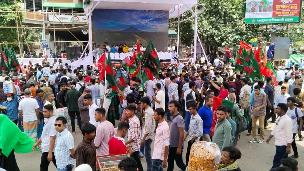 শাহবাগে সমাবেশস্থলে ছাত্রদলের নেতা–কর্মীরা, স্লোগানে মুখর পরিবেশ