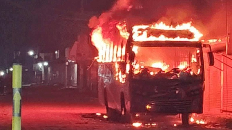 বাসে অগ্নিসংযোগ : ঘুমন্ত অবস্থায় পুড়ে মারা গেলেন চালক