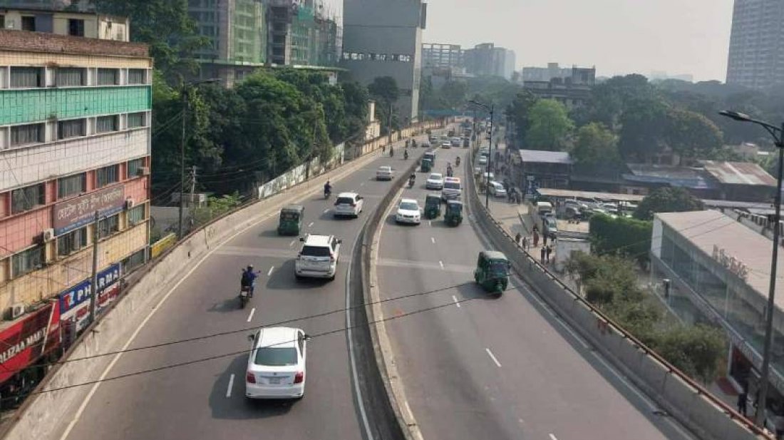 রাজধানীজুড়ে ককটেল বিস্ফোরণ ও অগ্নিসংযোগে আতঙ্ক, রাস্তায় কমেছে মানুষের উপস্থিতি