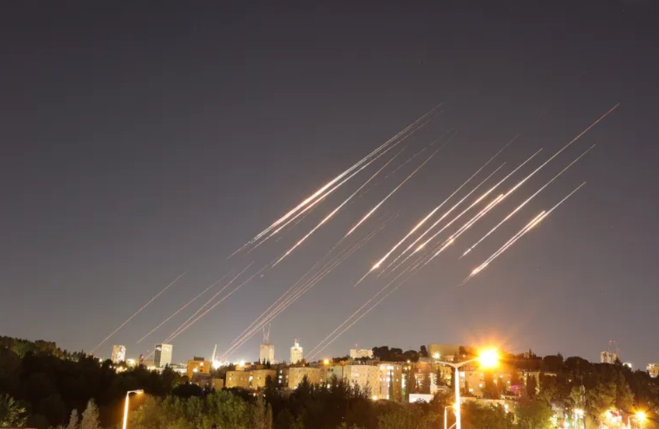 ইরান-ইসরায়েল সংঘাত: ট্রাম্পের যুদ্ধবিরতি ঘোষণার মধ্যেই পাল্টাপাল্টি হামলা