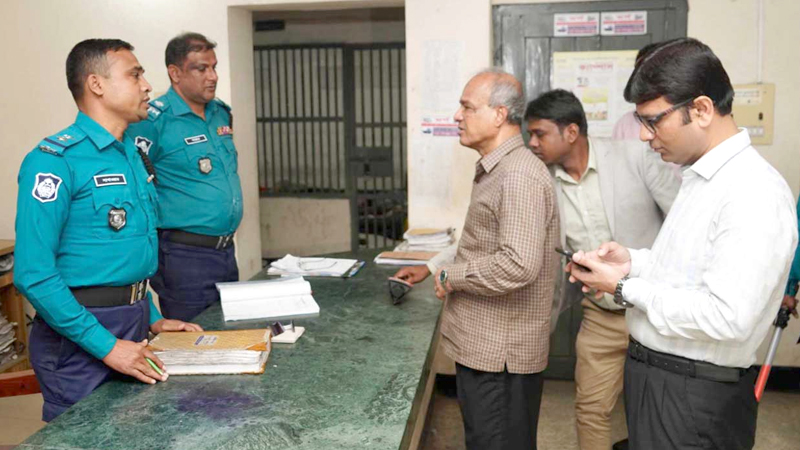 ভোরে ৪টি থানা পরিদর্শনে স্বরাষ্ট্র উপদেষ্টা, এসআই-কনস্টেবল বরখাস্ত