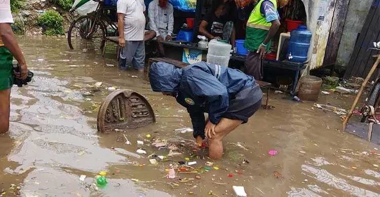 দক্ষিণ সিটিতে বৃষ্টিতে জলাবদ্ধতা, মাঠে ইমার্জেন্সি টিমের কার্যক্রম