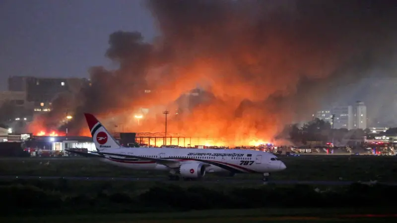 বিমানবন্দরের কার্গো ভিলেজের বিভিন্ন জায়গায় এখনও উড়ছে ধোঁয়া