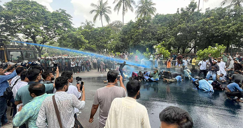 প্রেসক্লাবে আন্দোলনকারীদের ওপর জলকামান-সাউন্ড গ্রেনেড নিক্ষেপ