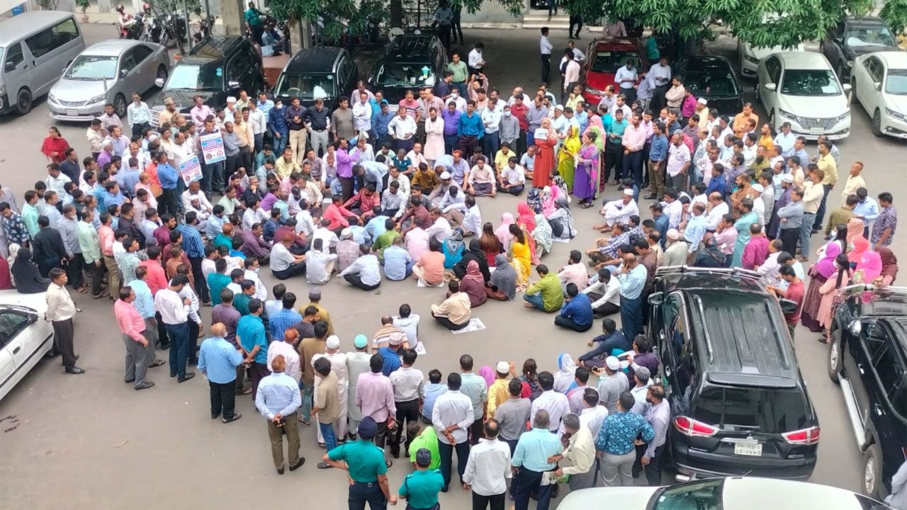 চাকরির অধ্যাদেশ বাতিলের দাবিতে সচিবালয়ে আজও বিক্ষোভ