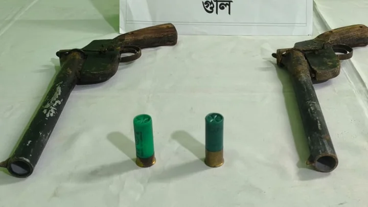 রাজবাড়ীতে অস্ত্র ও ককটেলসদৃশ বস্তু জব্দ, একজন গ্রেপ্তার