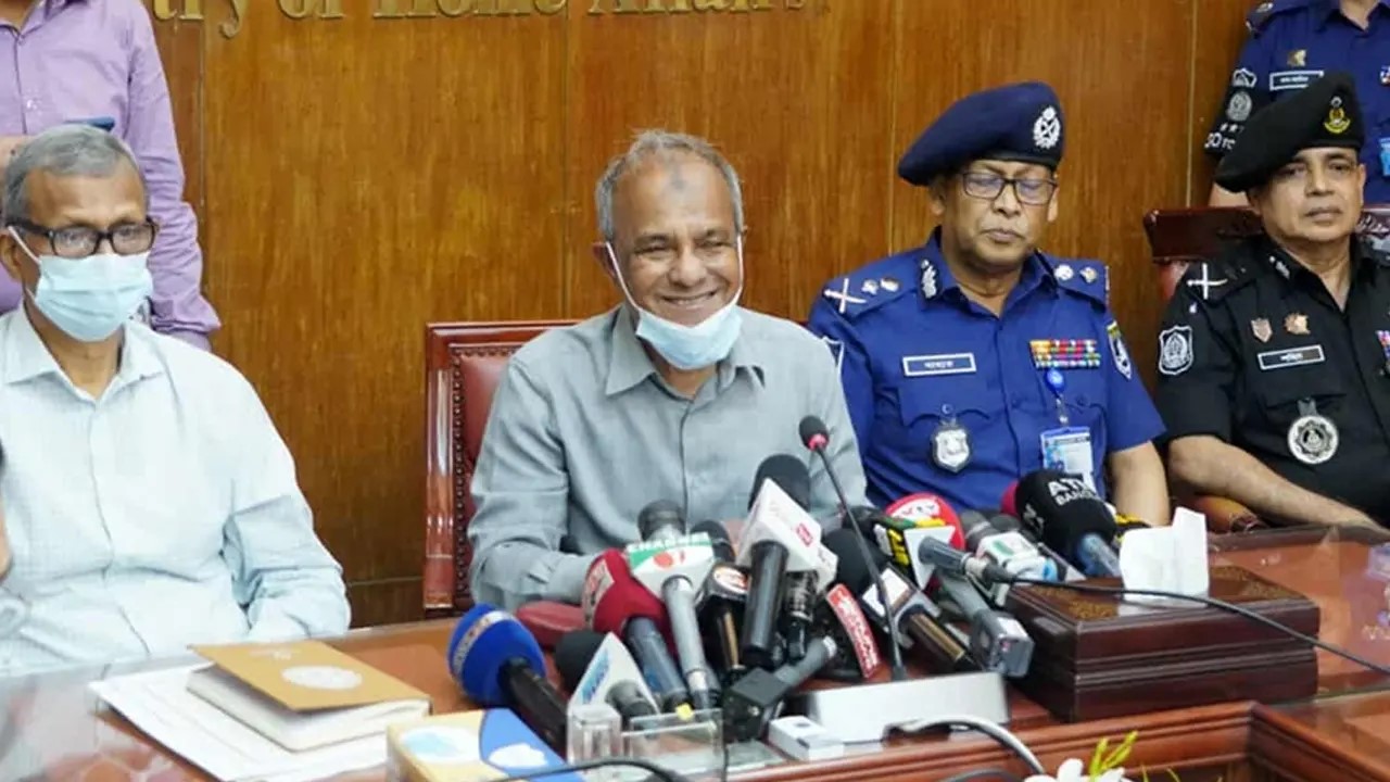 আসিফ মাহমুদের পিস্তলের ম্যাগাজিন ‘ভুলে রয়ে গিয়েছিল’ব্যাখ্যা দিলেন স্বরাষ্ট্র উপদেষ্টা