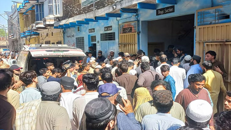 পেশোয়ারে স্কুলের ছাদ ধসে ২৭ শিশুসহ মোট ২৮ জনের মৃত্যু